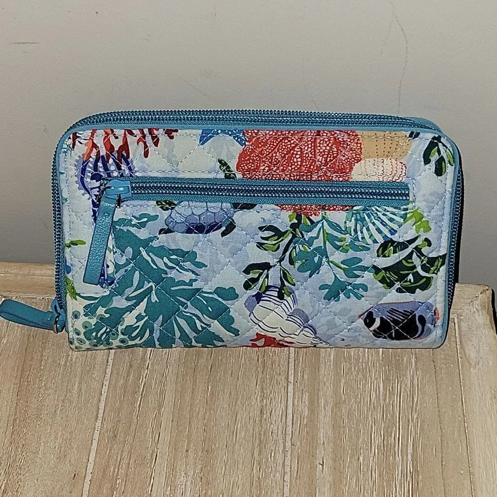 Vera Bradley RFID iconic turnkey Wallet in Shore Thing - Picture 2 of 9